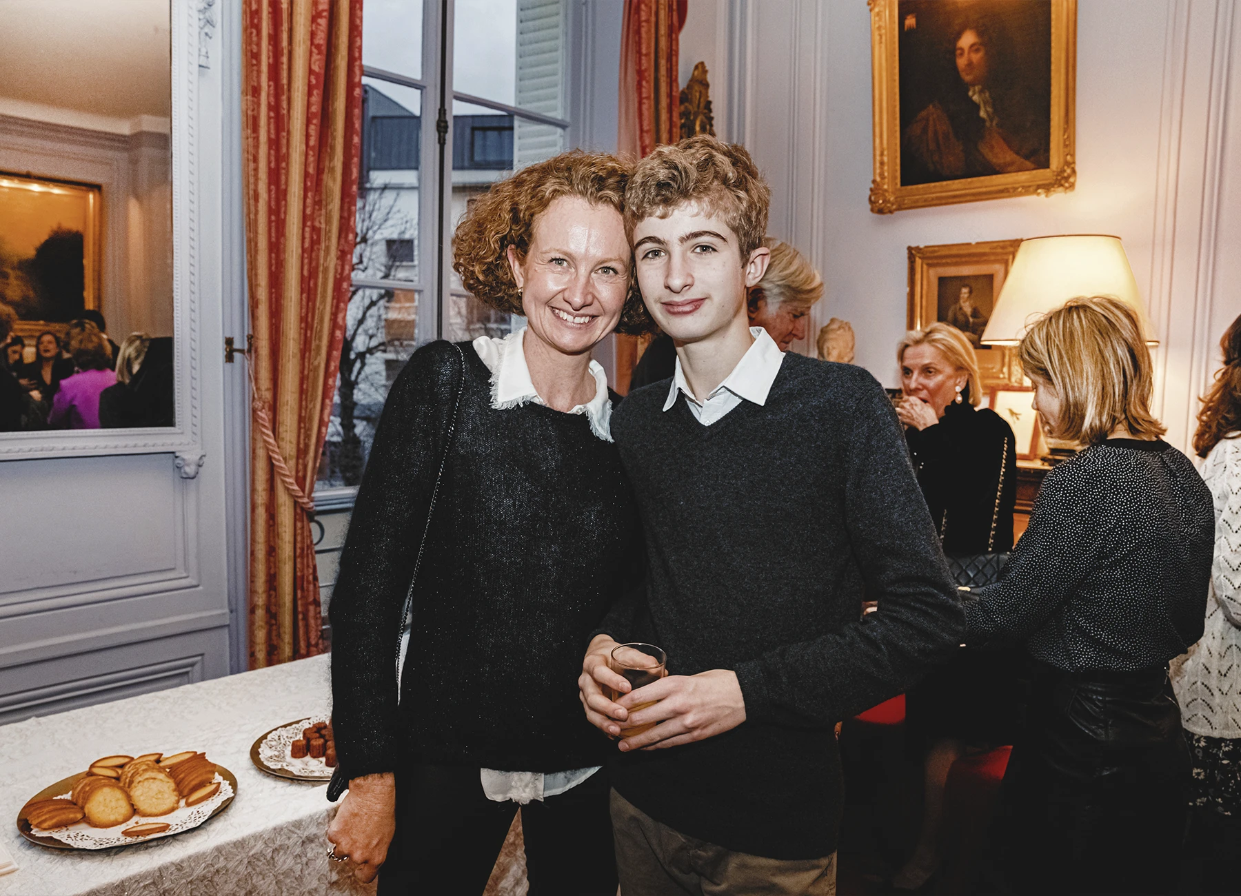 Une mère et son jeune fils posant ensemble lors de la fête