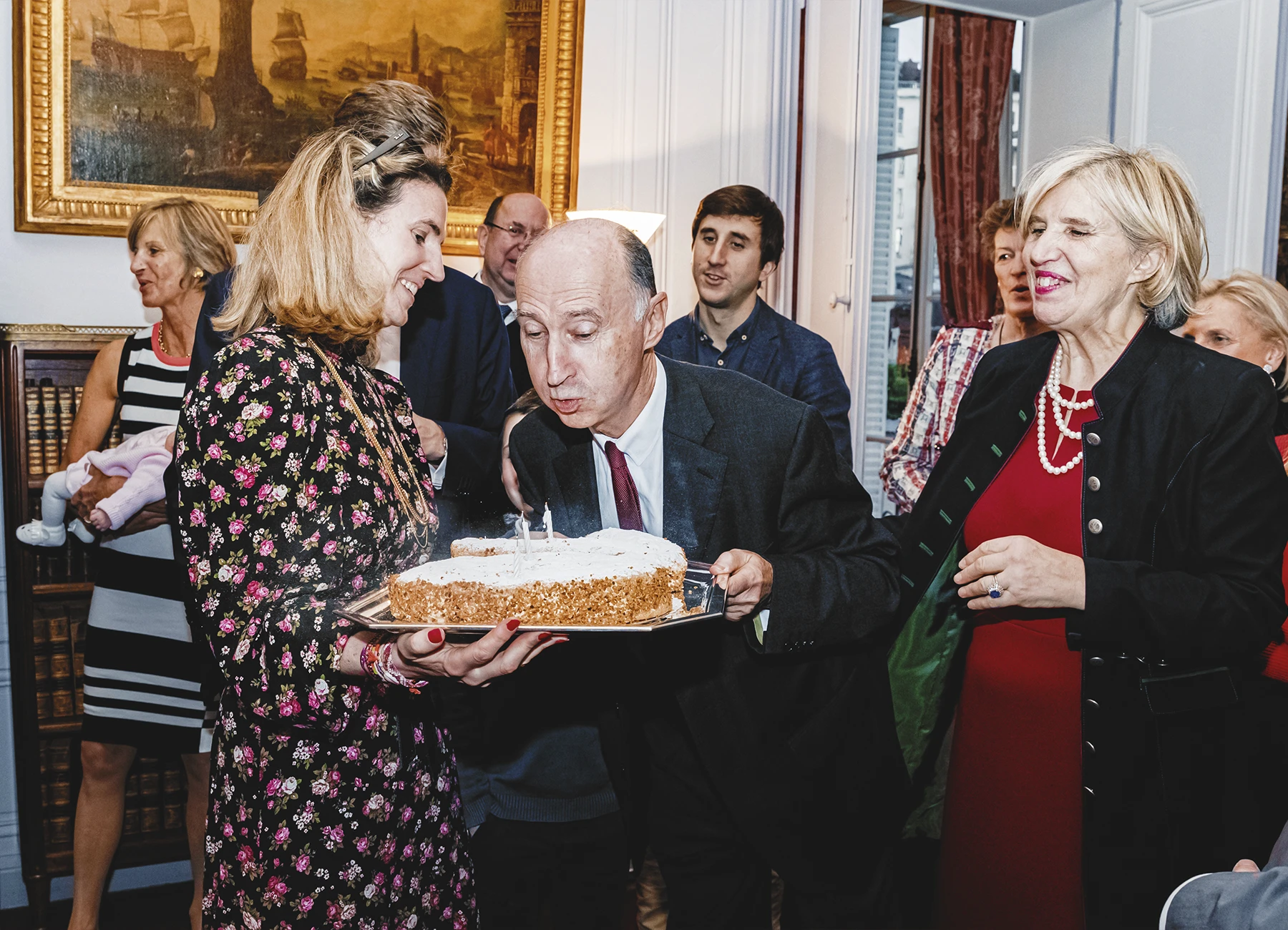 L’homme fêtant son anniversaire souffle les bougies de son gâteau
