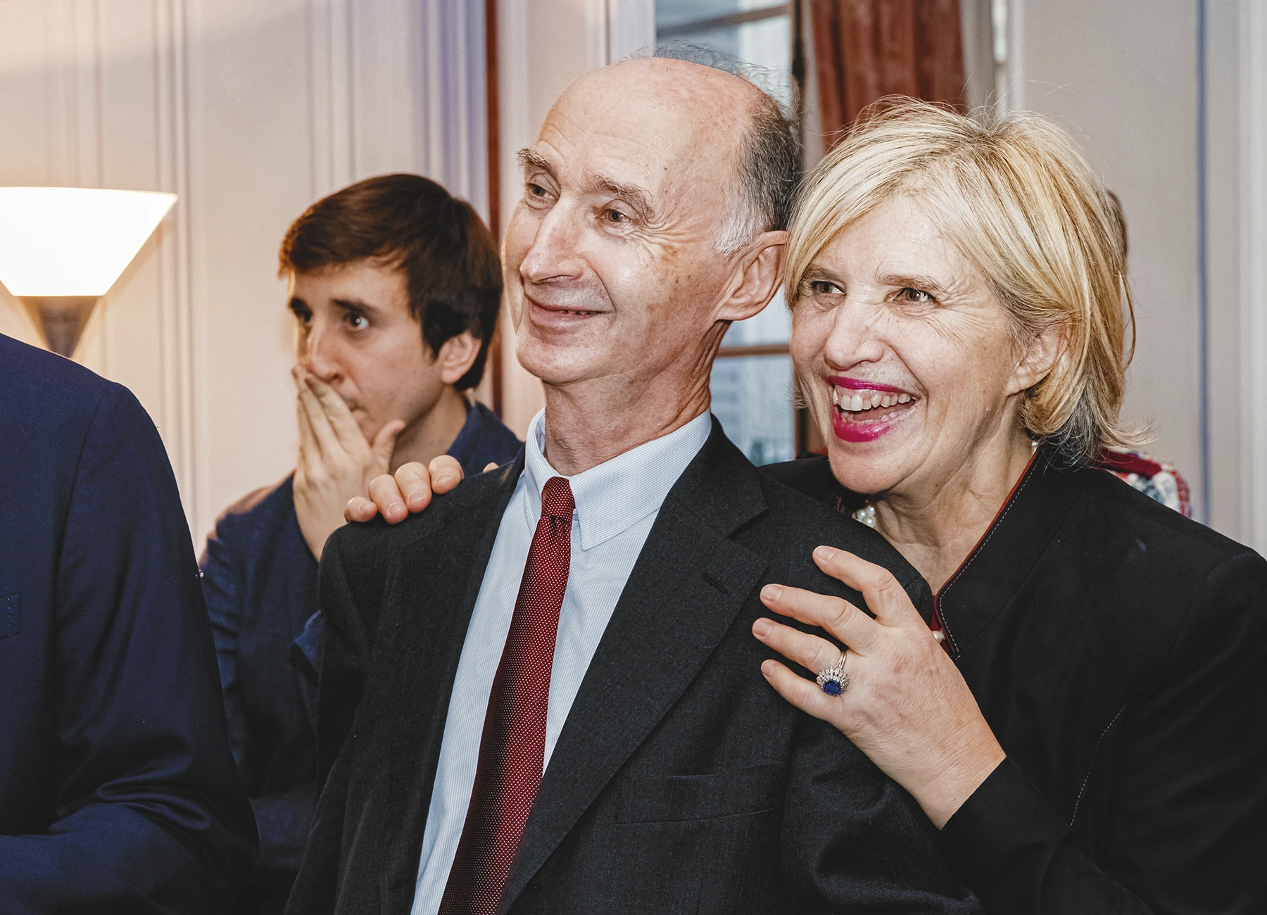 Portrait souriant de l’homme célébrant son anniversaire