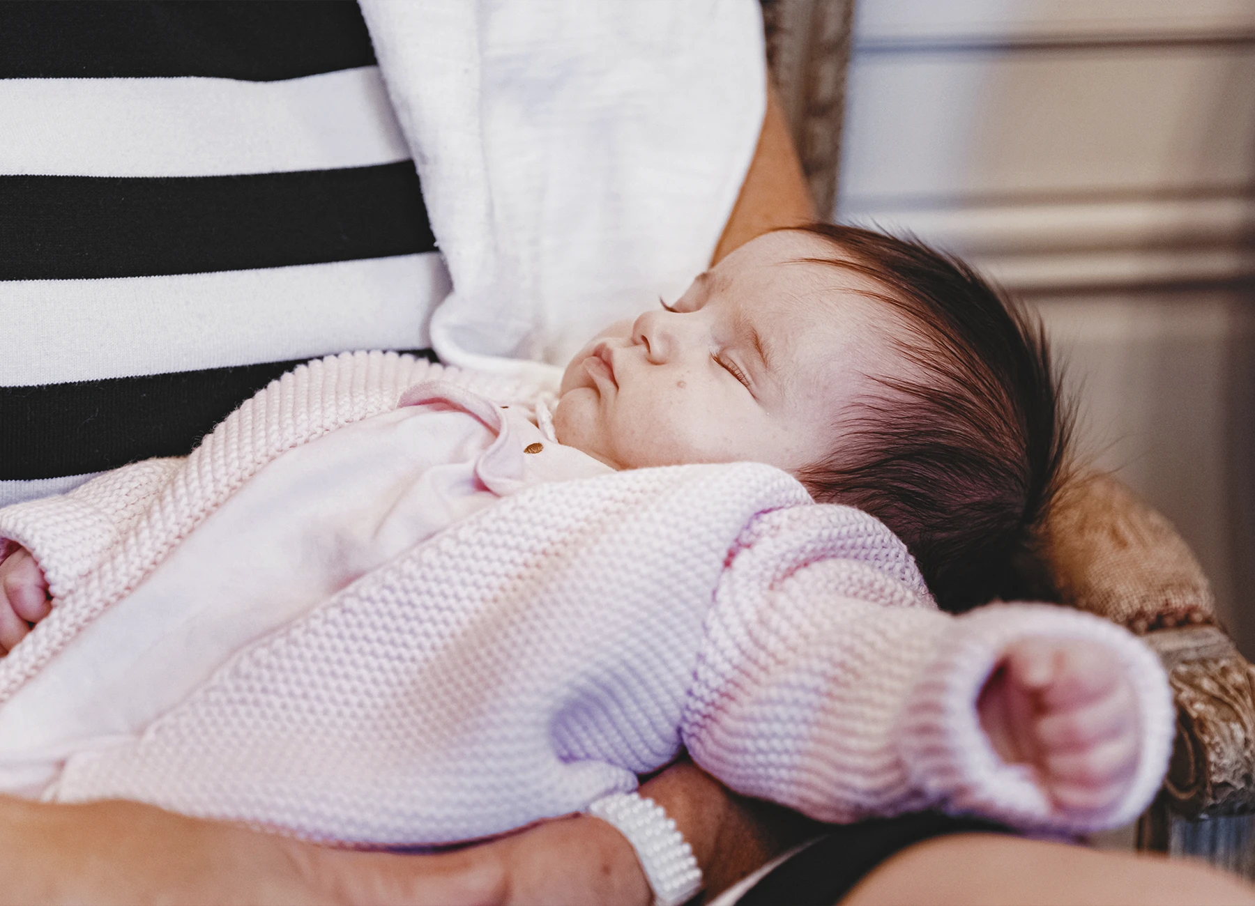 Un bébé endormi, capturé dans un moment de calme au milieu des festivités.
