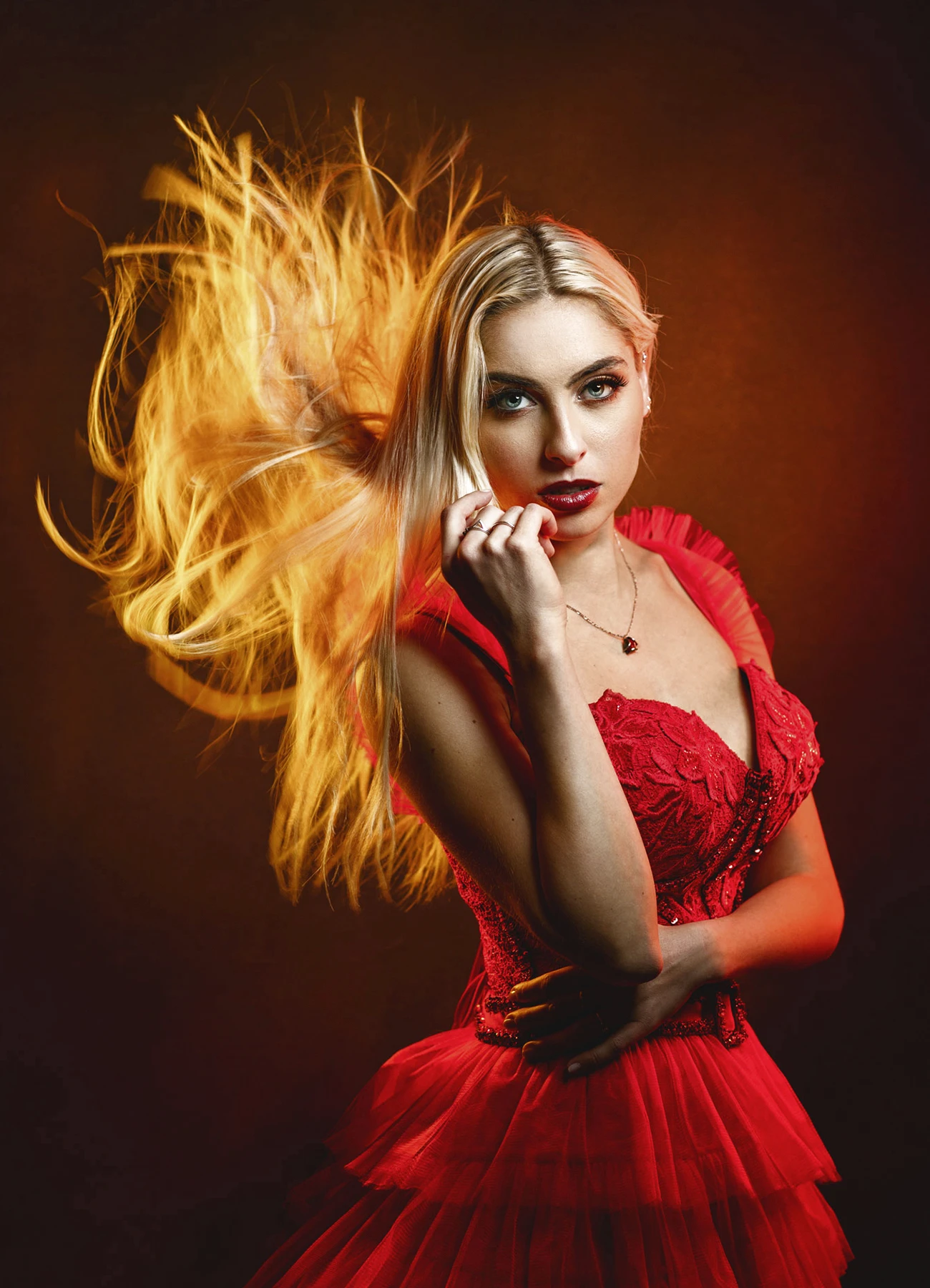 Portrait de Candice face caméra, ses cheveux blonds reflétant un éclairage doré et jaune