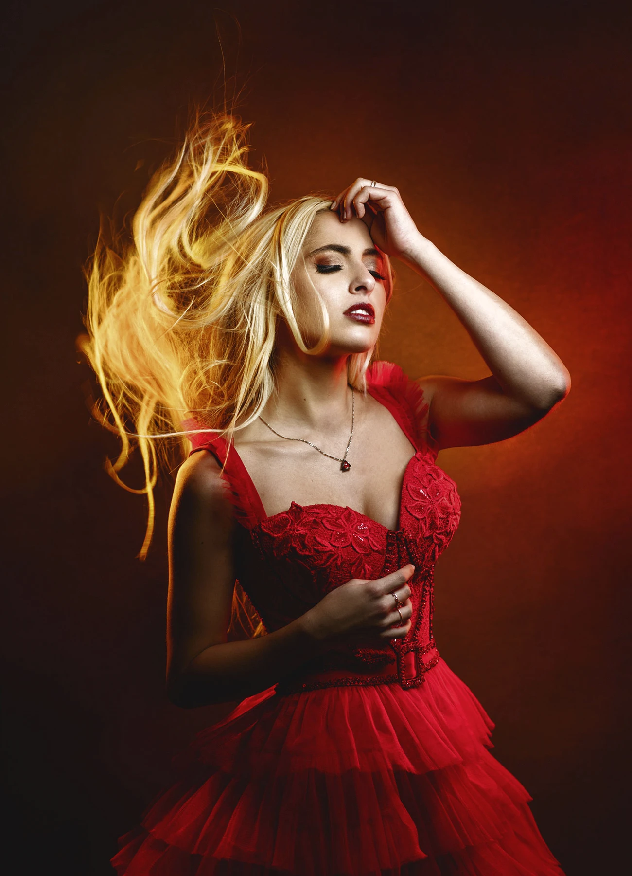 Candice pose yeux fermés, face à la caméra, avec un éclairage doré sur ses cheveux