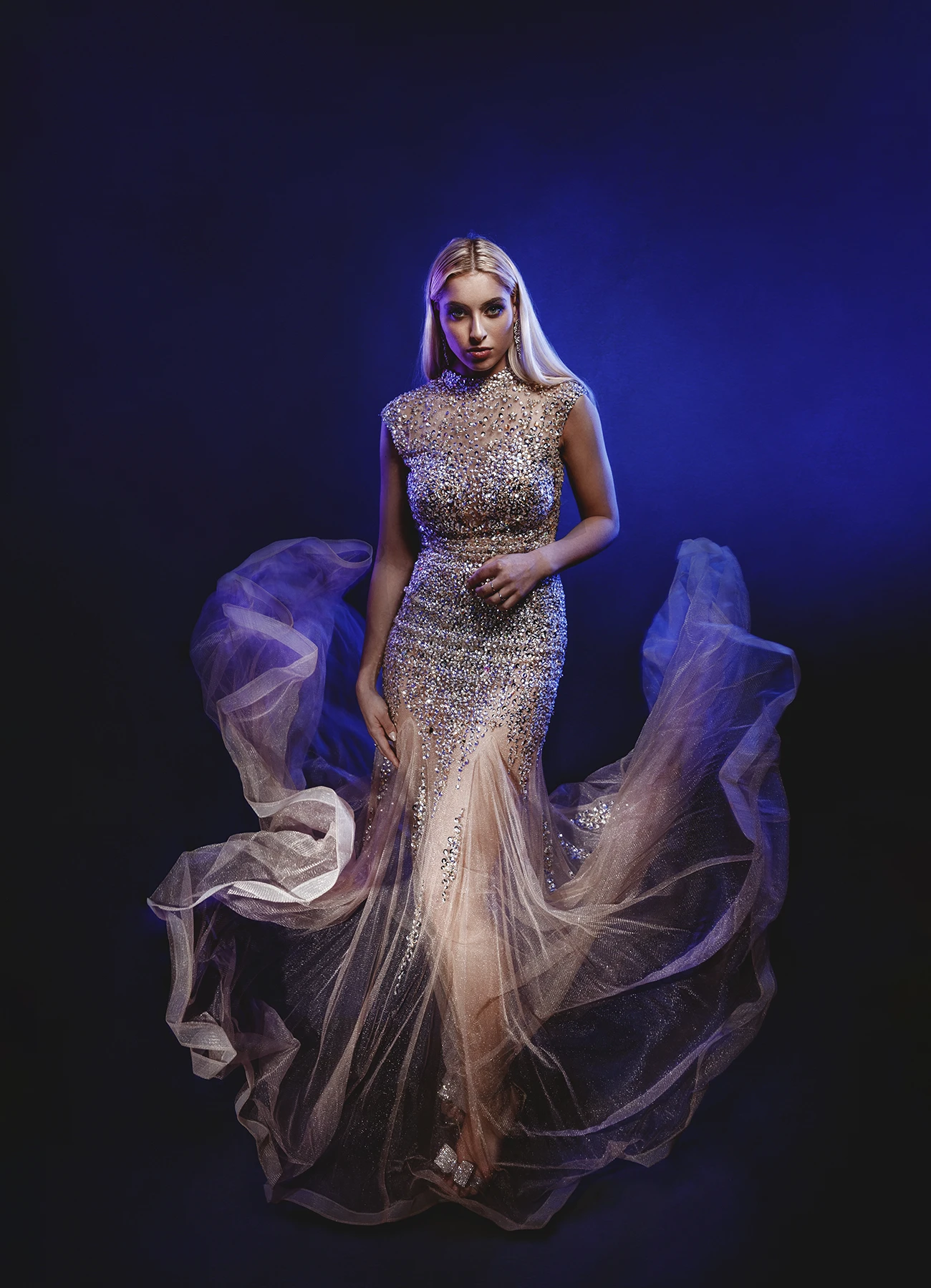 Candice en robe rose pale, les voiles en mouvement