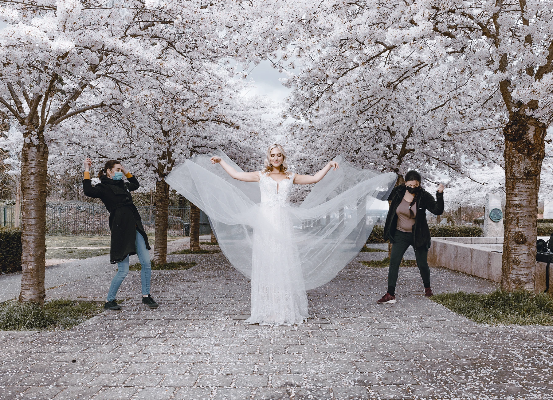La maquilleuse Manon Stormacq et la styliste ajustent les volants de la robe d'Eva Mikulski pour un effet dynamique