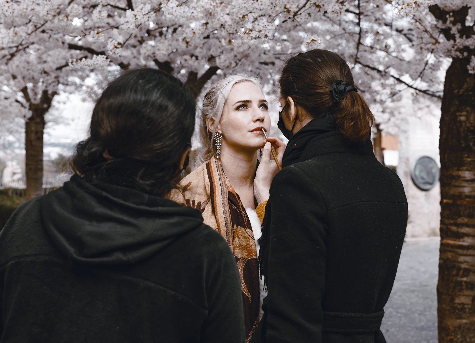Eva Mikulski se fait maquiller par Manon Stormacq avant le shooting sous les cerisiers