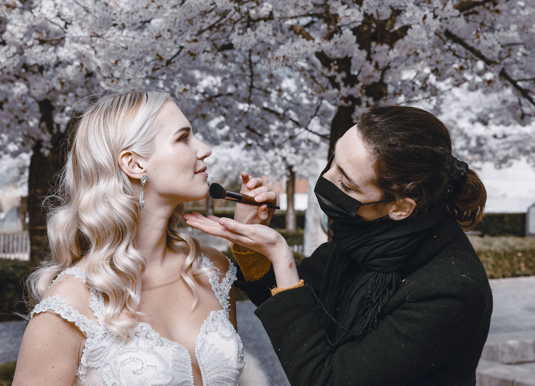 Backstage maquillage d'Eva Mikulski pour un shooting mode sous les cerisiers