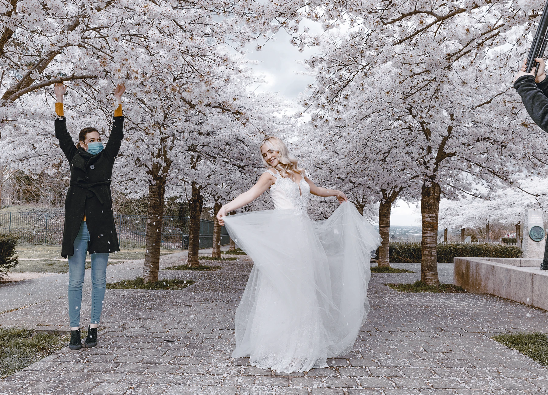 Eva Mikulski pose pendant que l'équipe ajuste les branches pour faire tomber des pétales