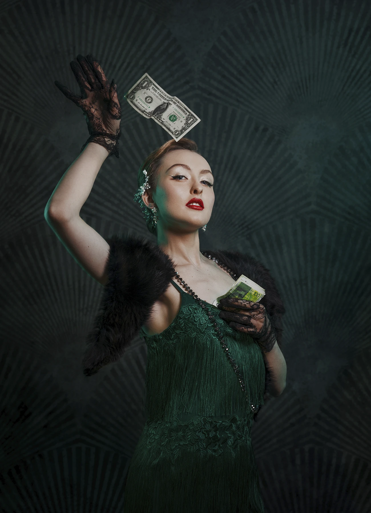 Kalysta en tenue style années 20, lançant un billet de la liasse, photo en studio réalisée par Laurène Zabary.