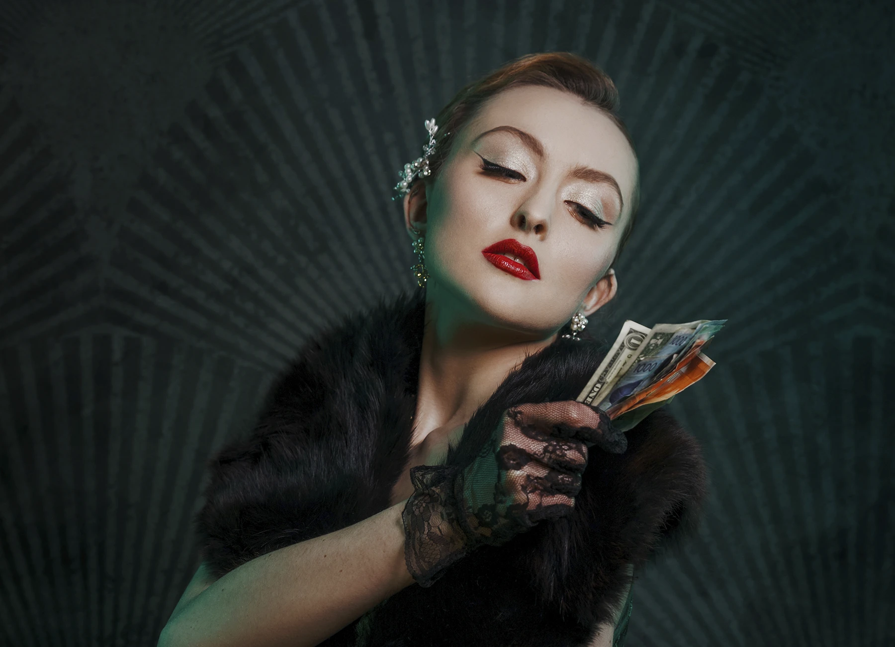 Kalysta en tenue style années 20, tenant une liasse de billets, photo en studio, réalisée par Laurène Zabary.