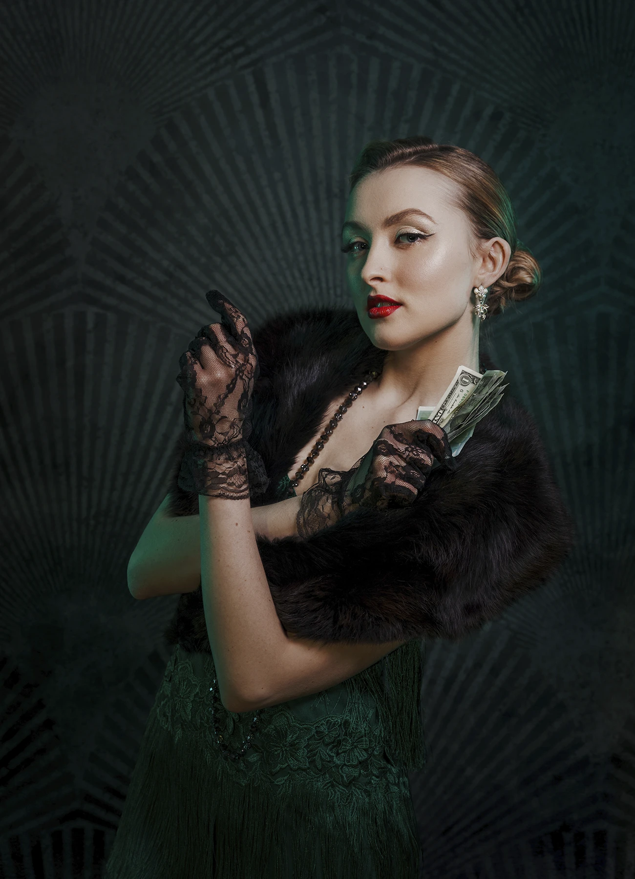Kalysta en tenue style années 20, tenant une liasse de billets, photo en studio réalisée par Laurène Zabary.