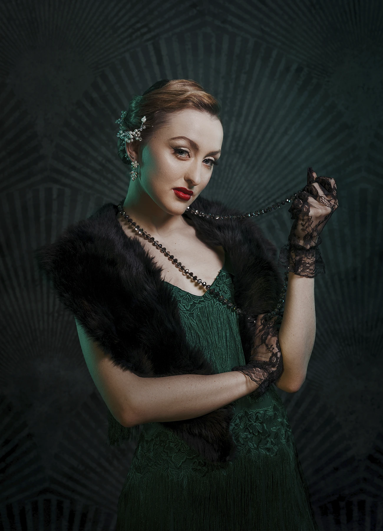 Kalysta en tenue style années 20, tenant un collier, photo en studio réalisée par Laurène Zabary.