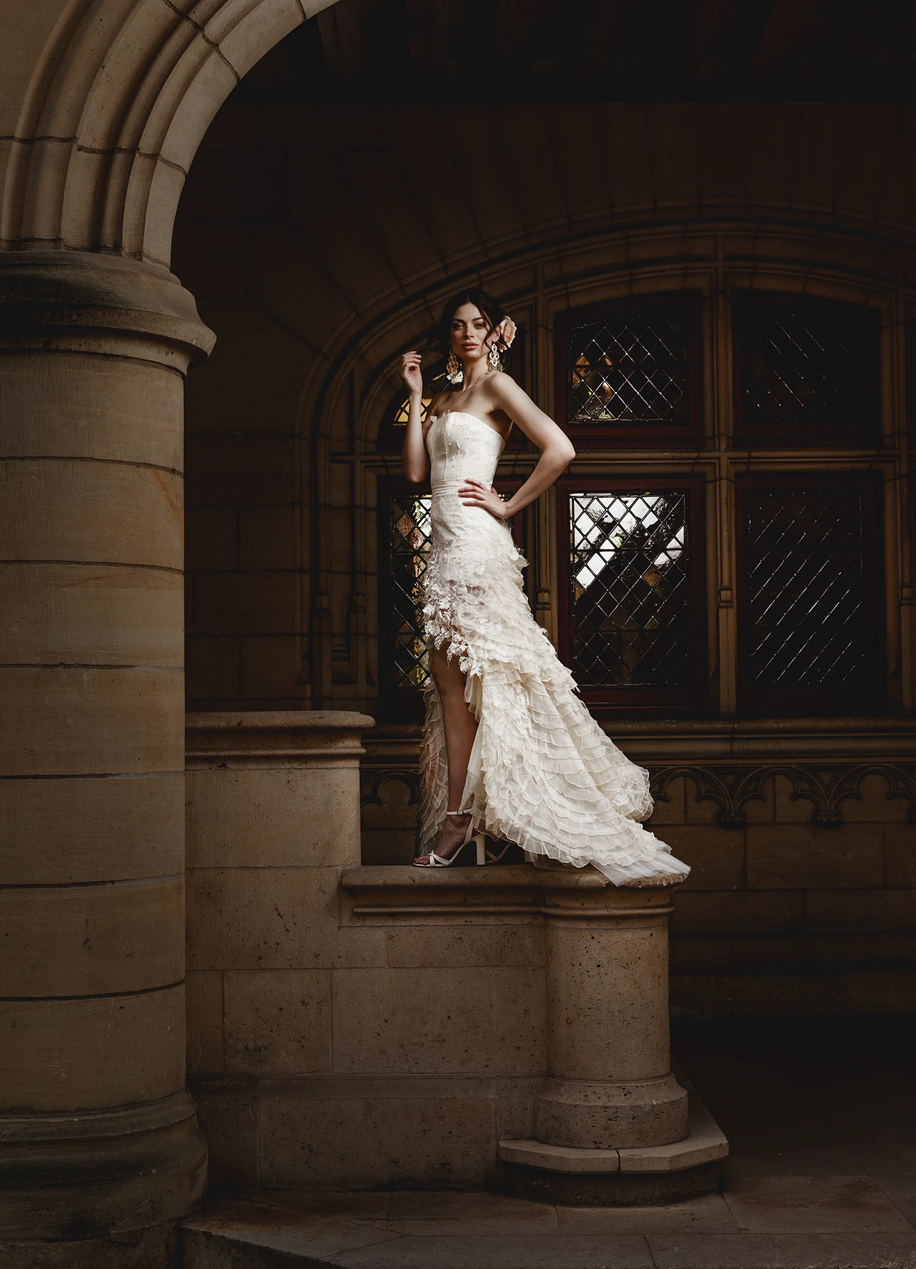 Susana en robe de mariée Elyssa Couture posant dans l’escalier de la bibliothèque Forney, photographie de mode en extérieur par Laurène Zabary.