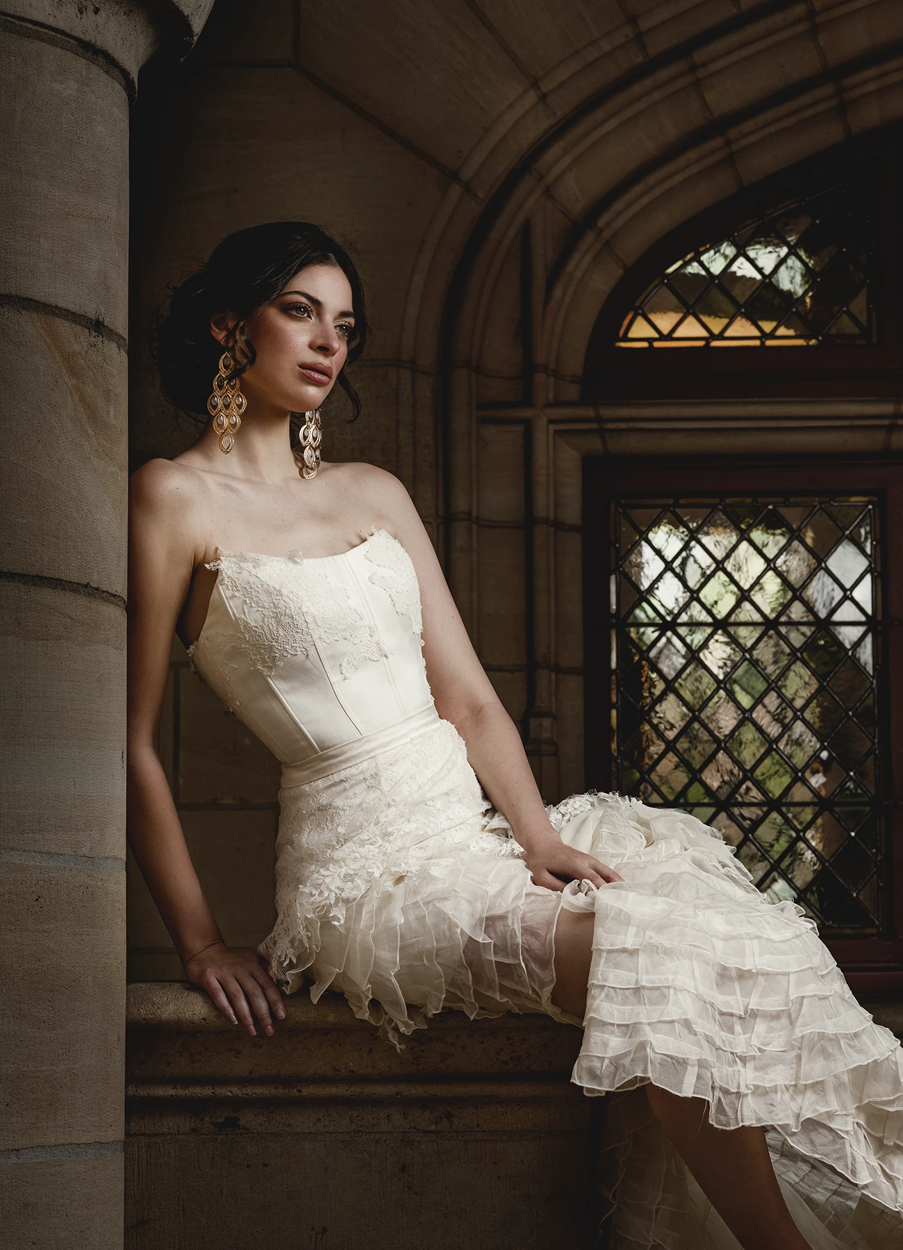 Susana en robe de mariée Elyssa Couture assise dans l’escalier de la bibliothèque Forney, photographie de mode en extérieur par Laurène Zabary.