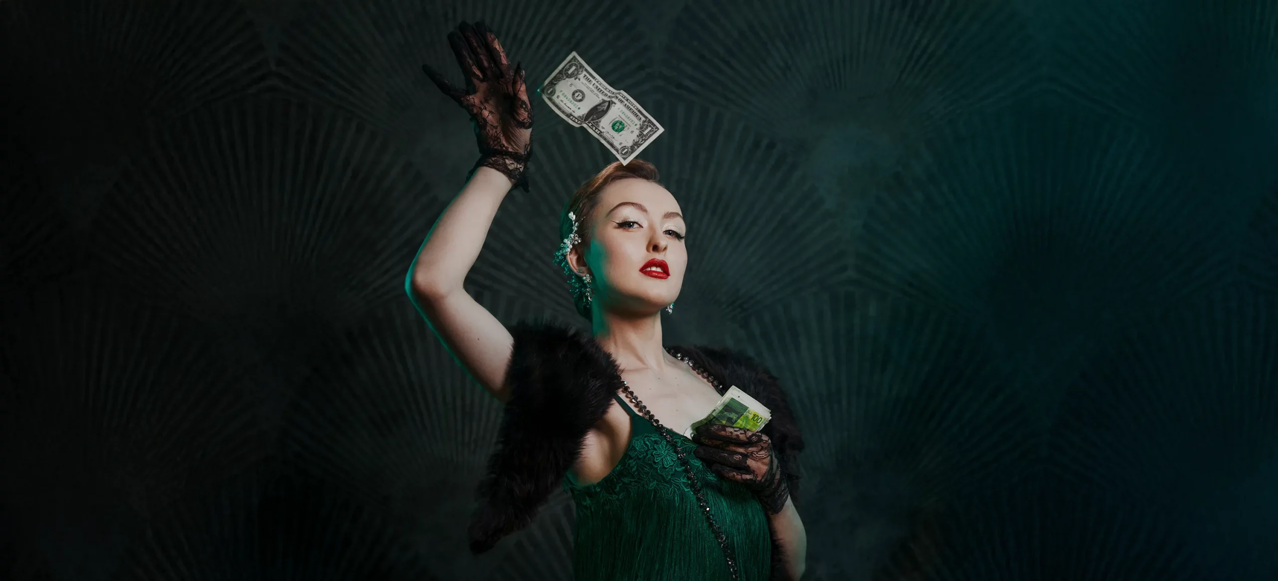 Kalysta en tenue style années 20, lançant un billet de la liasse, photo en studio réalisée par Laurène Zabary.