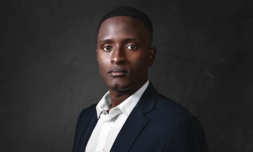 Portrait professionnel d'un homme de trois-quarts en chemise et costume, réalisé par Laurène Zabary, photographe à Paris.