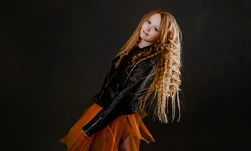 Portrait d'une jeune fille en veste en cuir et jupe en tulle, réalisé par Laurène Zabary, photographe à Paris.