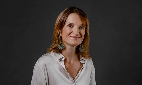 Portrait professionnel d'une femme de trois-quarts en chemisier en soie, réalisé par Laurène Zabary, photographe à Paris.