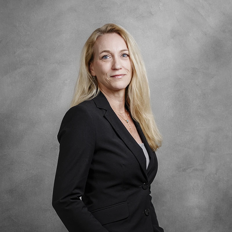 Portrait professionnel d'une dirigeante blonde de trois-quarts en veste de costume, réalisé par Laurène Zabary, photographe à Paris.