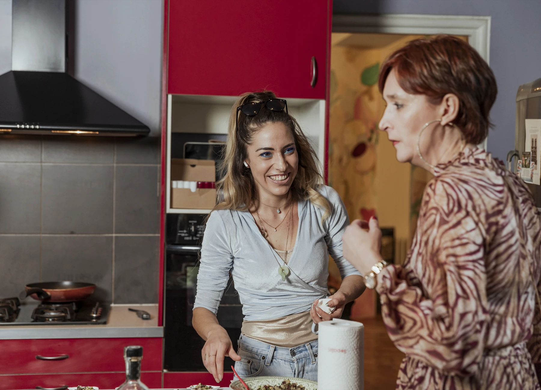 L'équipe de CommunicPassion en pleine préparation en cuisine lors de l'évènement culinaire, photographiée par Laurène Zabary.