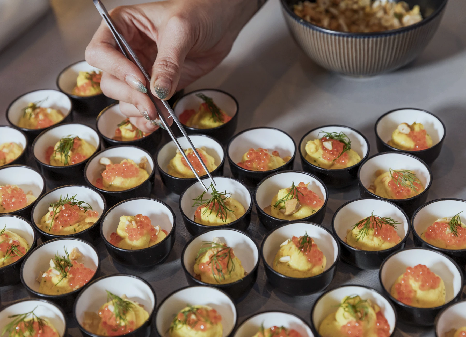 Virginie Legrand préparant des apéritifs lors de l'évènement culinaire de CommunicPassion, photographiée par Laurène Zabary.