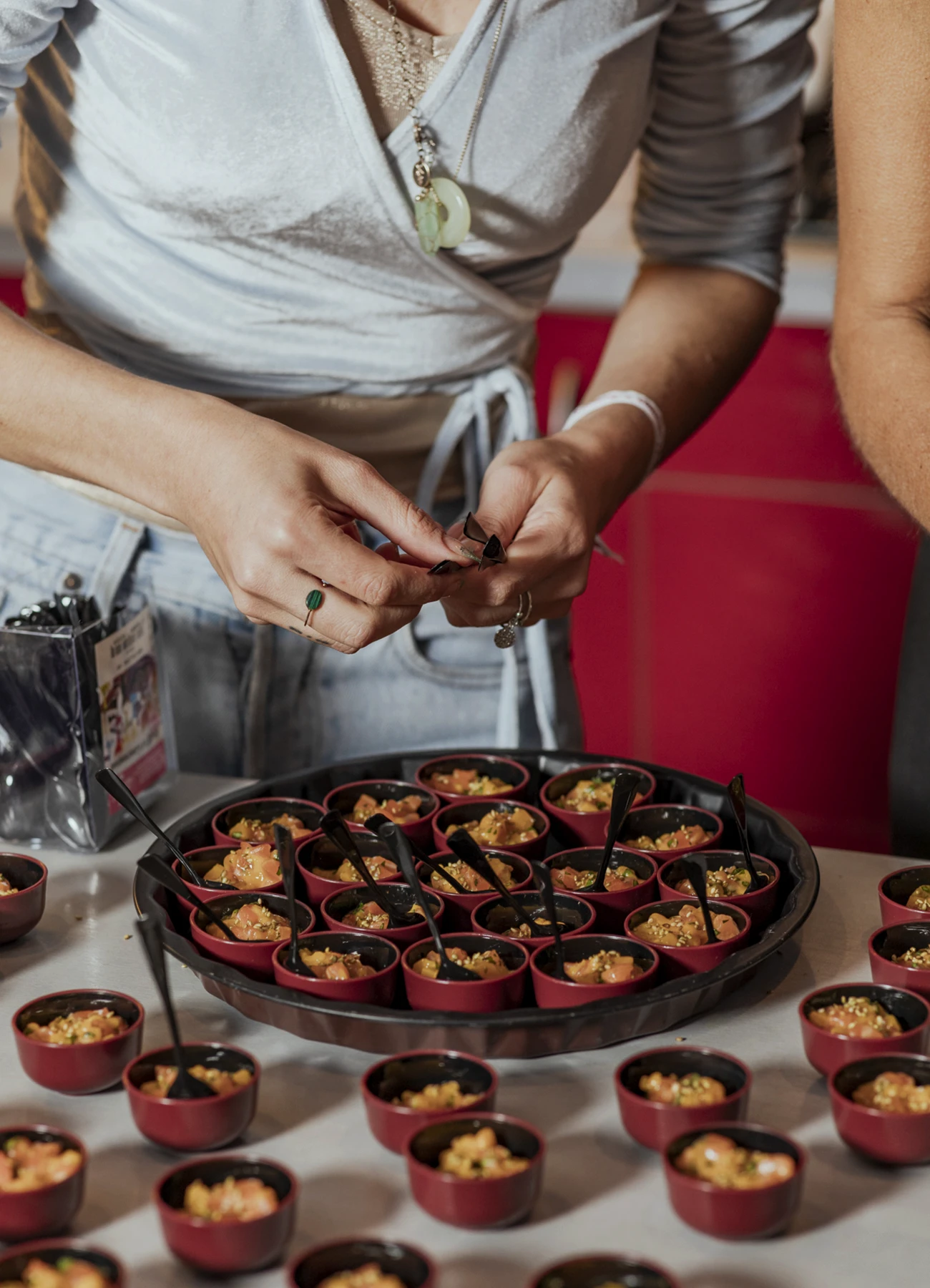 L'équipe de CommunicPassion en pleine préparation en cuisine lors de l'évènement culinaire, photographiée par Laurène Zabary.