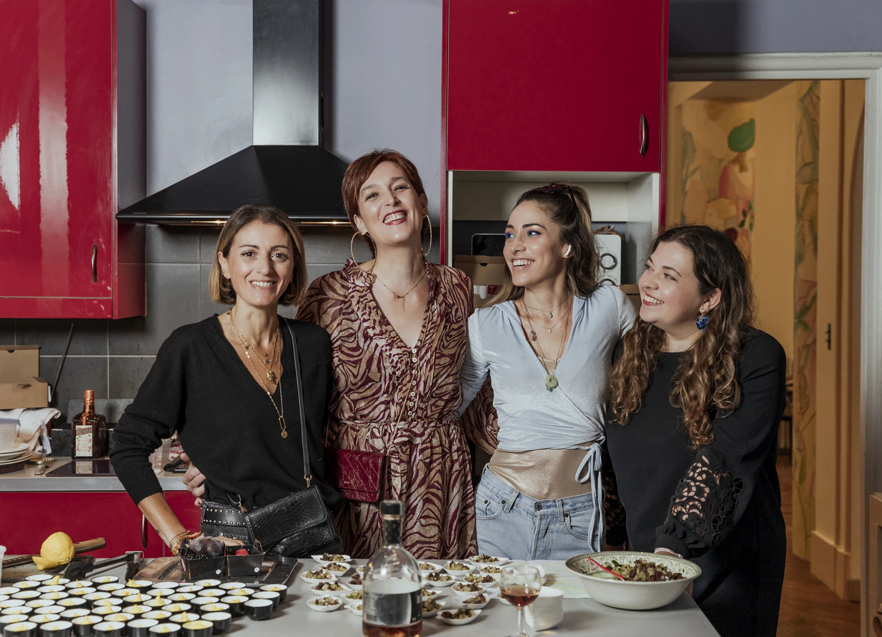 L'équipe de CommunicPassion en pleine préparation en cuisine lors de l'évènement culinaire, photographiée par Laurène Zabary.