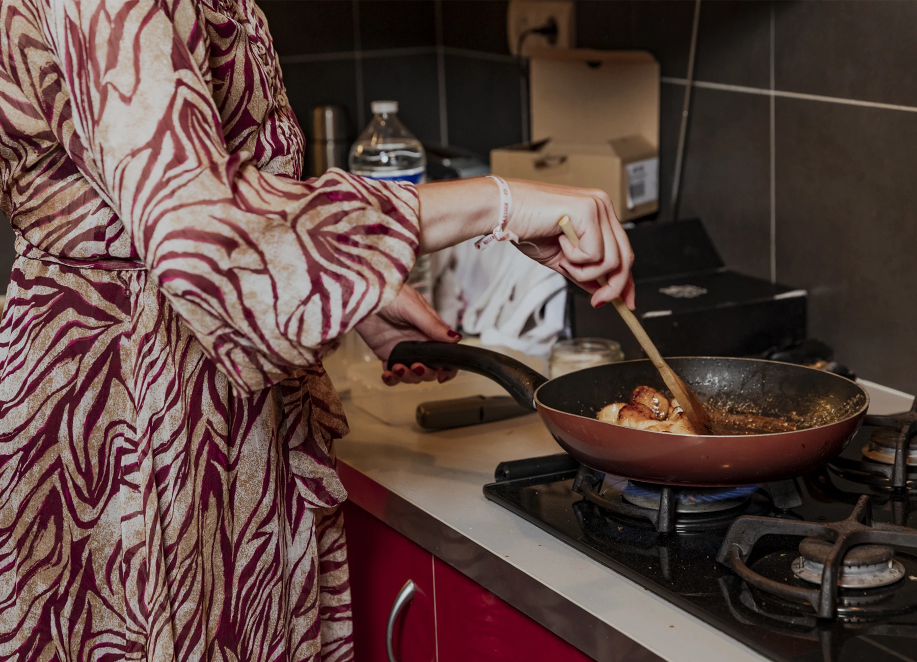 Virginie Legrand préparant des Saint-Jacques lors de l'évènement culinaire de CommunicPassion, photographiée par Laurène Zabary.