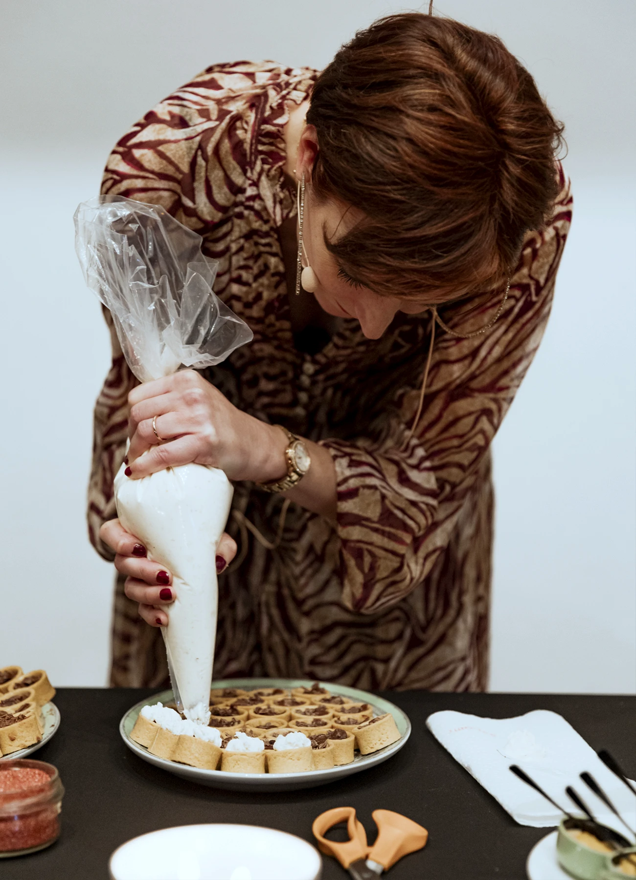 Virginie Legrand préparant des bouchées lors de l'évènement culinaire de CommunicPassion, photographiée par Laurène Zabary.