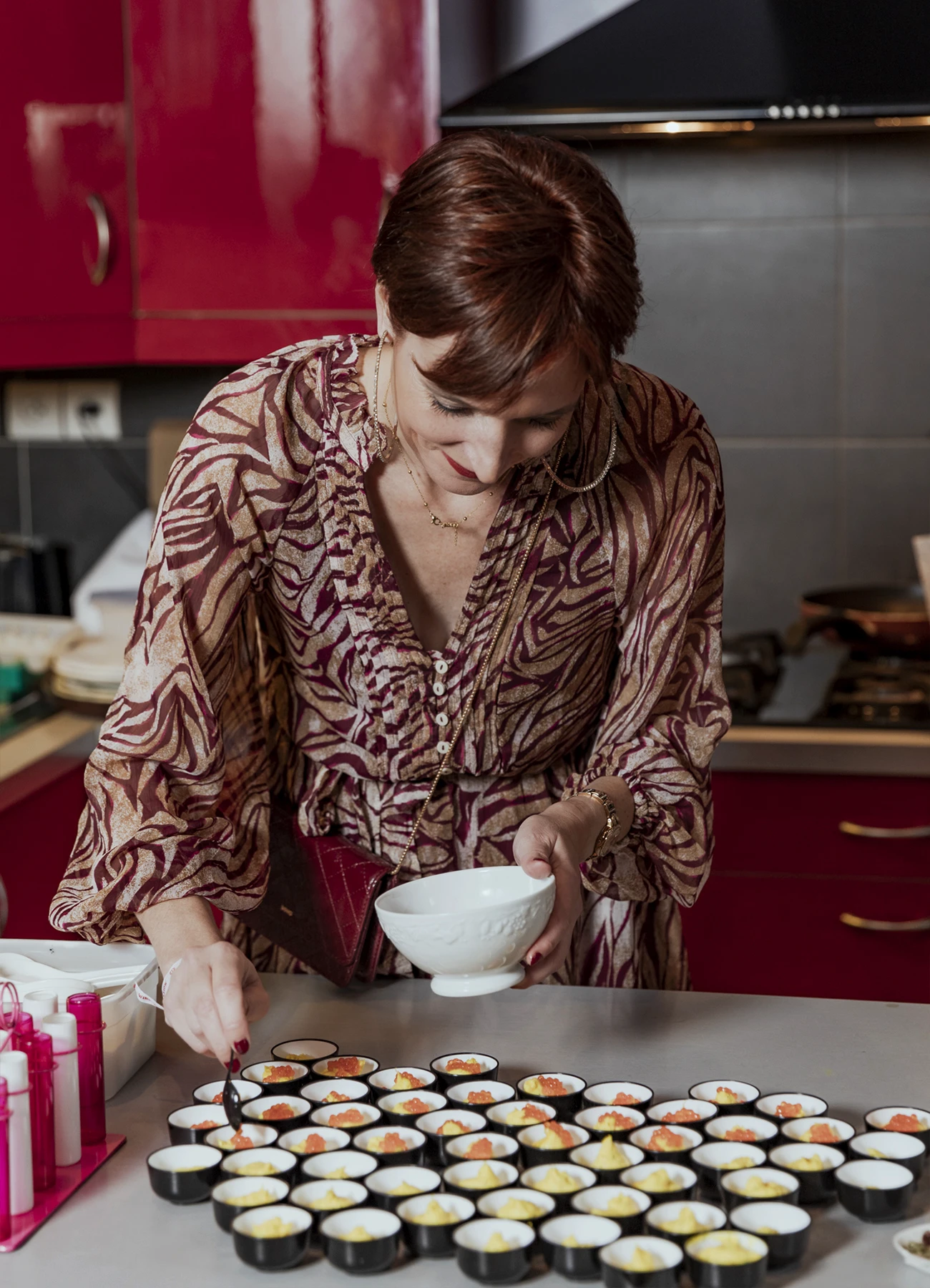 Virginie Legrand préparant des apéritifs lors de l'évènement culinaire de CommunicPassion, photographiée par Laurène Zabary.