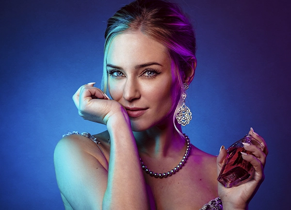 Eva Mikulski pose pour un parfum, ambiance élégante et sophistiquée.