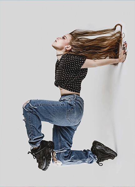 Marion comme suspendue, capturée en pleine légèreté.