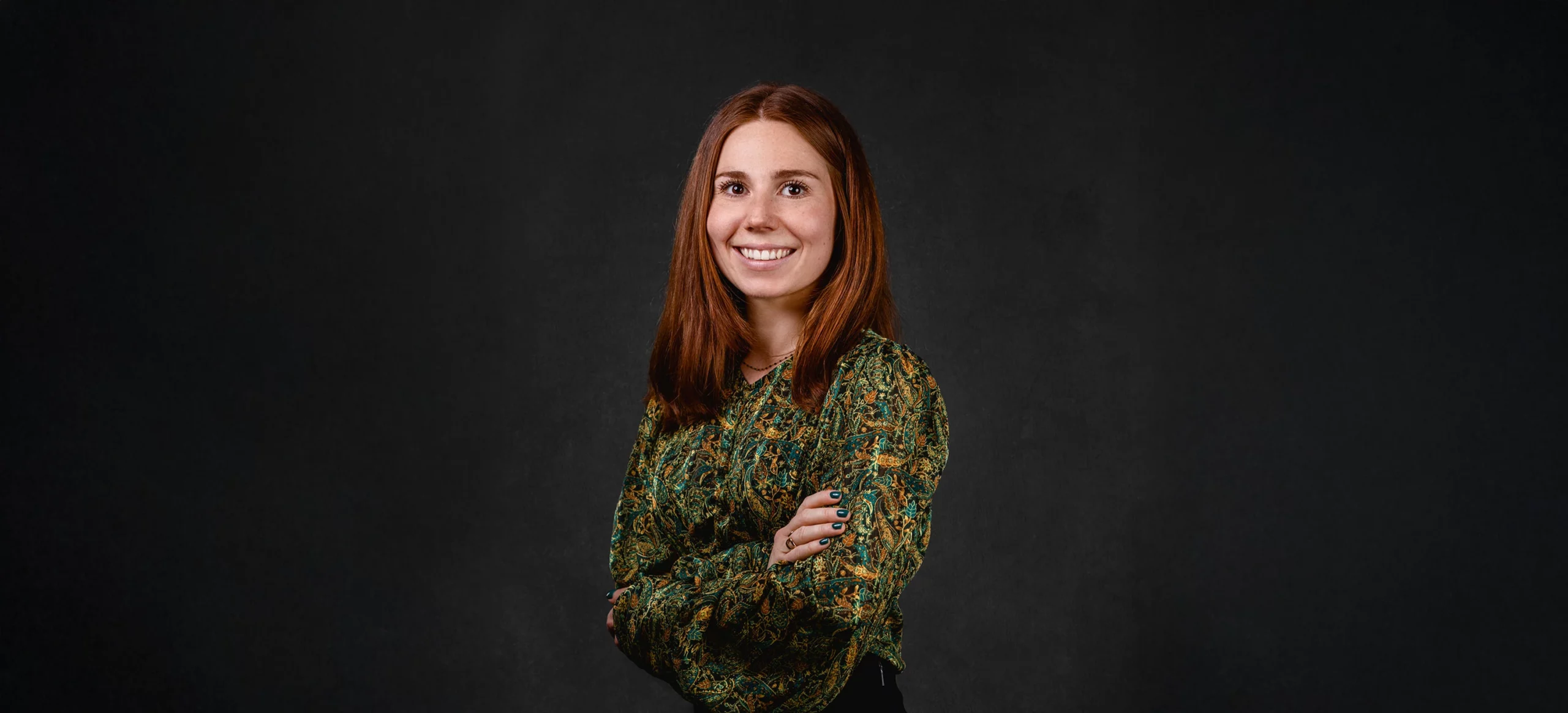 Portrait LinkedIn d’une étudiante à Paris, fond neutre, style corporate