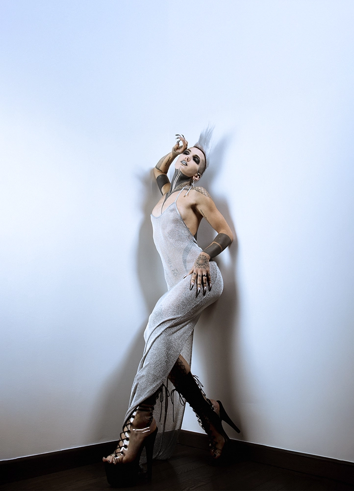 Tony Sandoval, auteur et dessinateur, photographié sur fond blanc en studio à Montrouge, près de Paris.