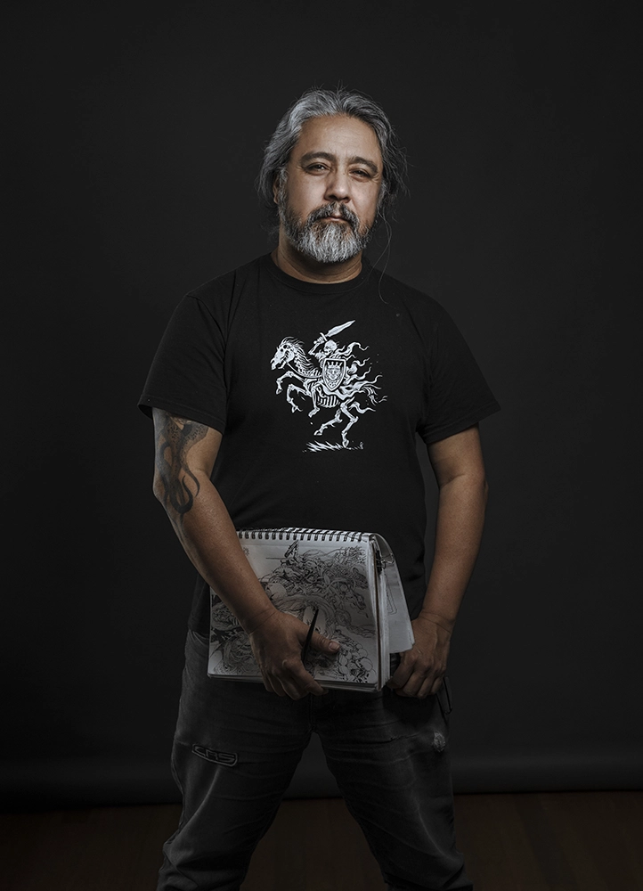Tony Sandoval, auteur et dessinateur, photographié sur fond blanc en studio à Montrouge, près de Paris.