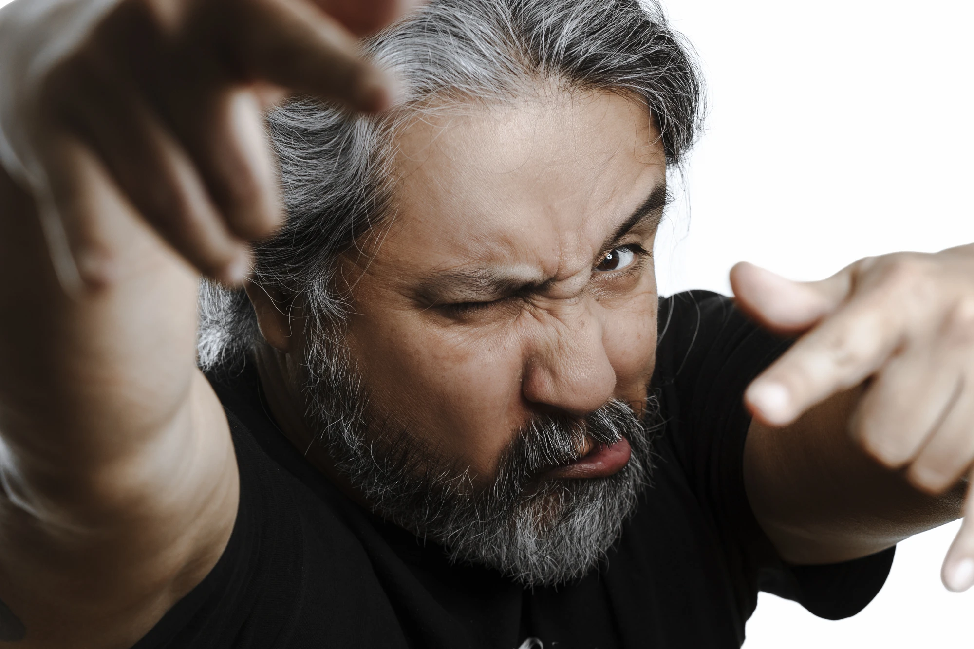 Tony Sandoval, auteur et dessinateur, photographié sur fond blanc en studio à Montrouge, près de Paris.