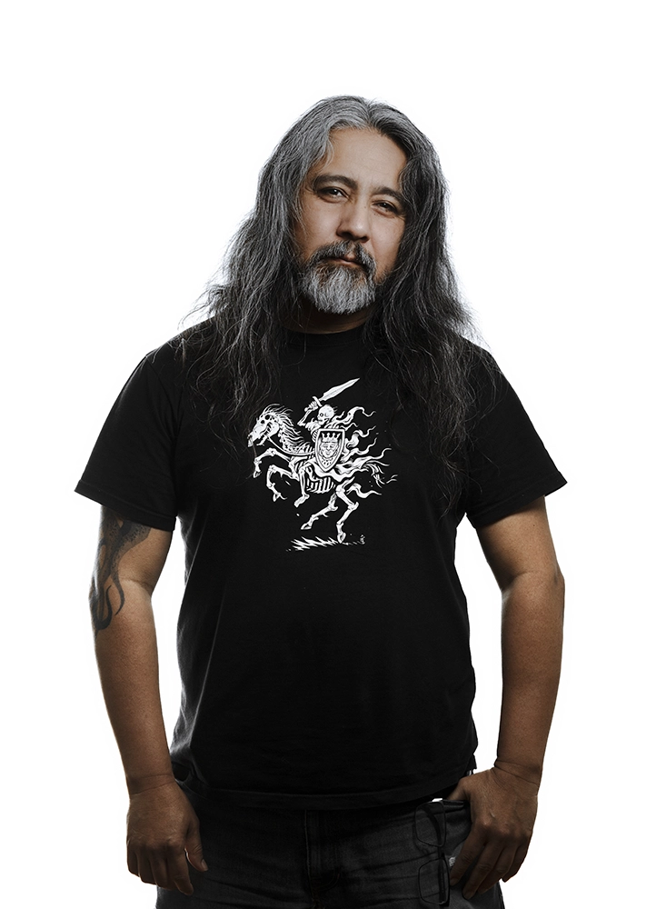 Tony Sandoval, auteur et dessinateur, photographié sur fond blanc en studio à Montrouge, près de Paris.