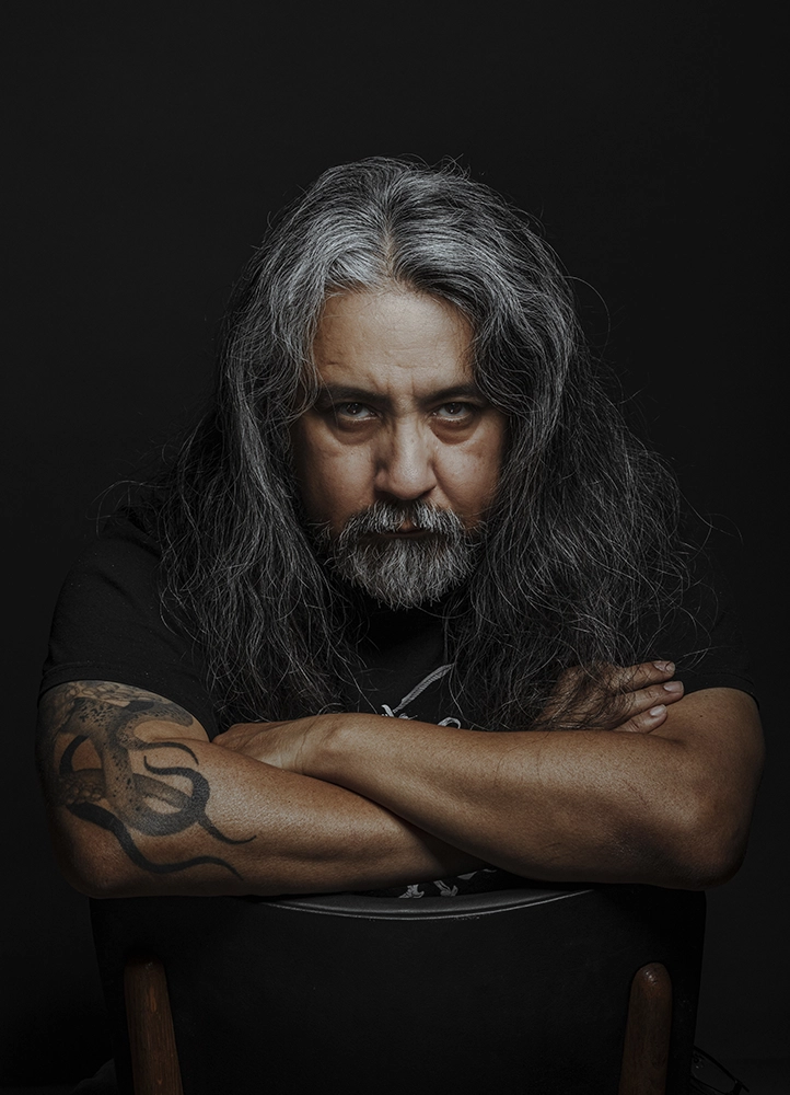 Tony Sandoval, auteur et dessinateur, photographié sur fond blanc en studio à Montrouge, près de Paris.
