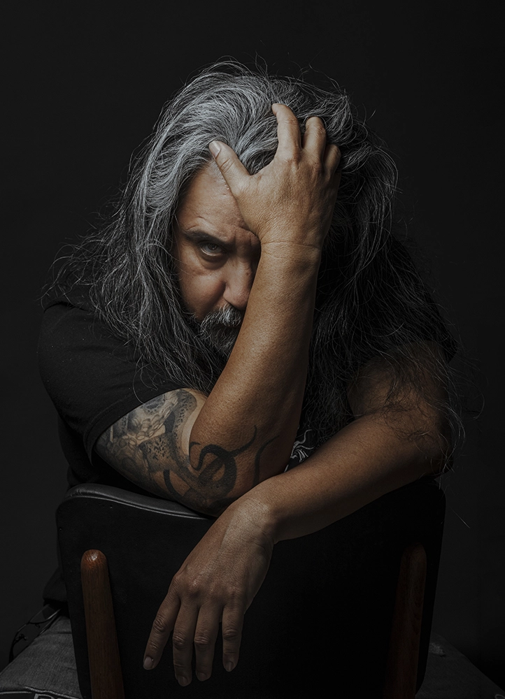 Tony Sandoval, auteur et dessinateur, photographié sur fond blanc en studio à Montrouge, près de Paris.