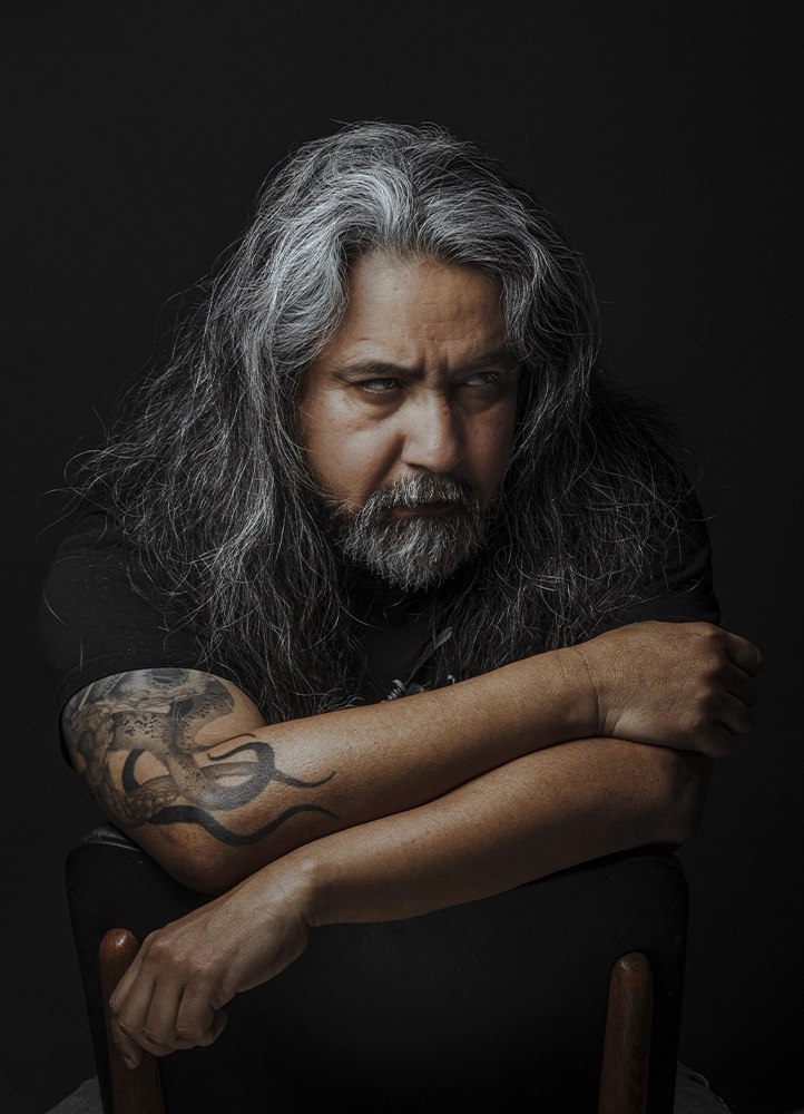 Tony Sandoval, auteur et dessinateur, photographié sur fond blanc en studio à Montrouge, près de Paris.