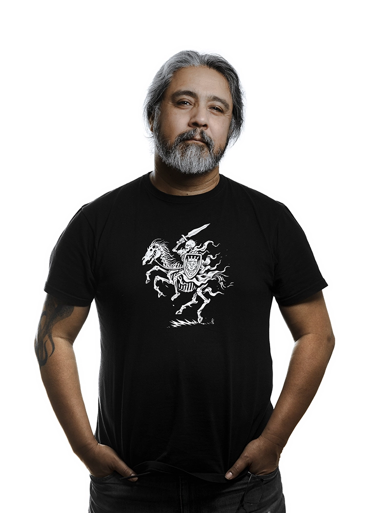 Tony Sandoval, auteur et dessinateur, photographié sur fond blanc en studio à Montrouge, près de Paris.