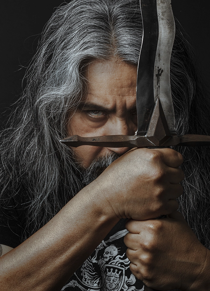 Tony Sandoval, auteur et dessinateur, photographié sur fond blanc en studio à Montrouge, près de Paris.