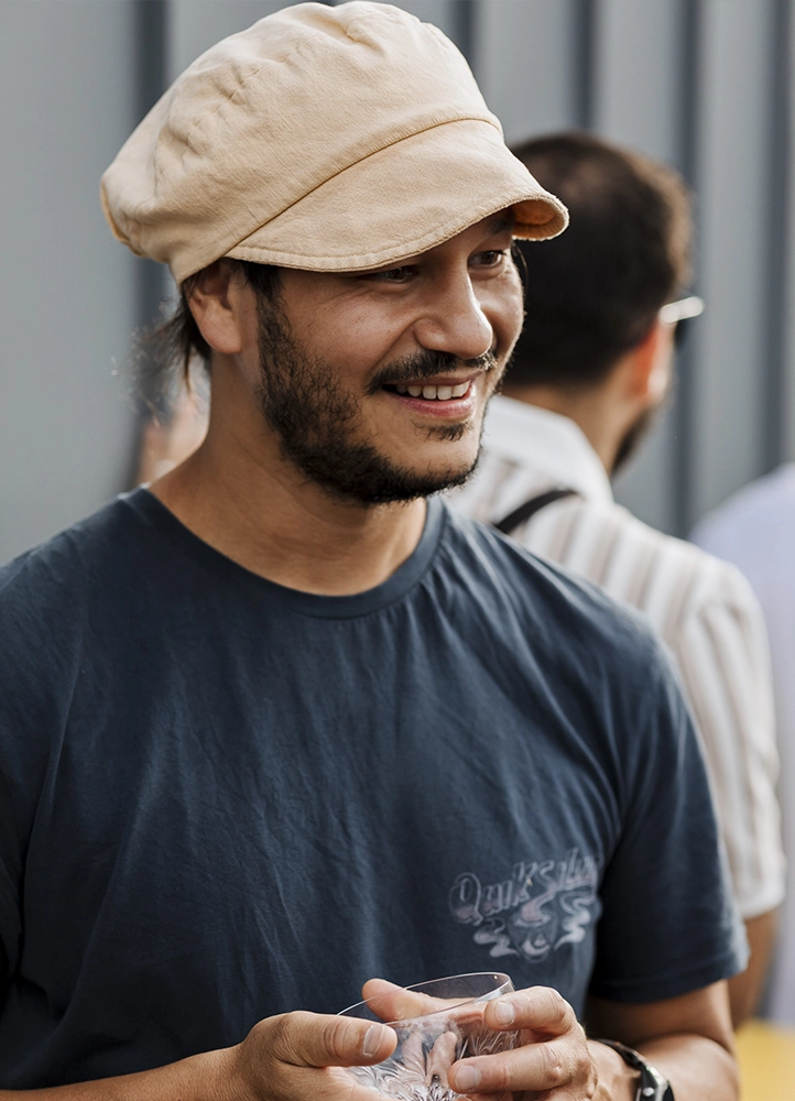 Tony Sandoval, auteur et dessinateur, photographié sur fond blanc en studio à Montrouge, près de Paris.
