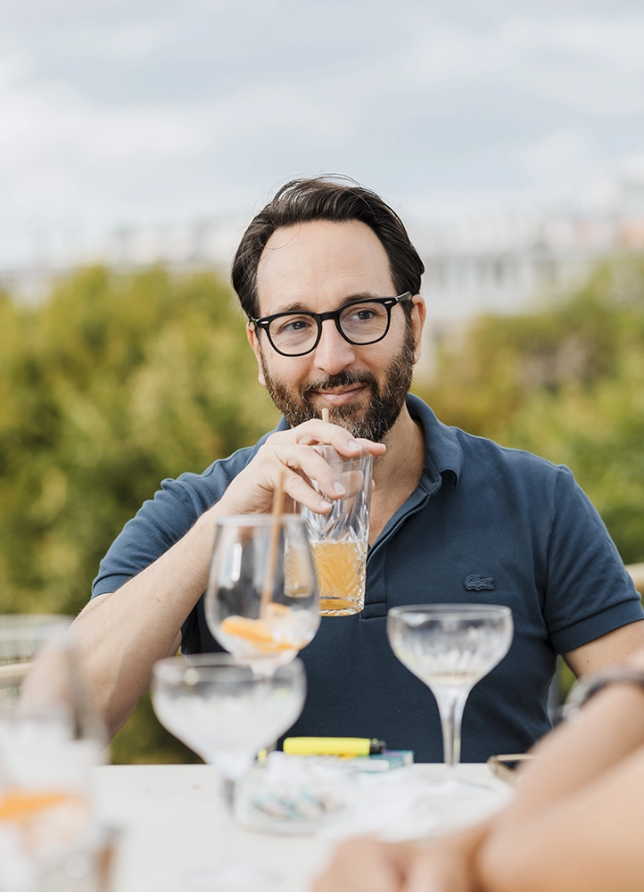 Tony Sandoval, auteur et dessinateur, photographié sur fond blanc en studio à Montrouge, près de Paris.