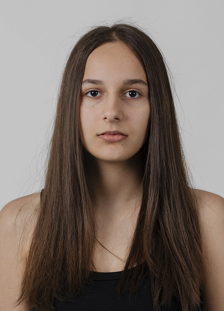 Polaroid visage d’Alyaa de face, cheveux détachés, réalisé pour un book mannequin à Paris.