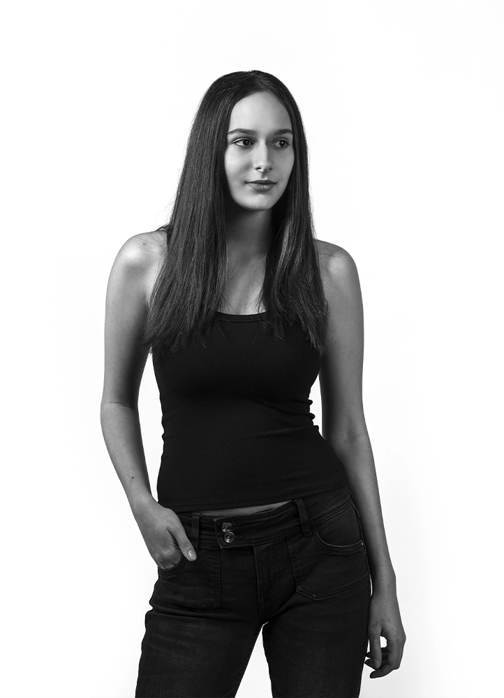 Portrait en pied d’Alyaa lors d’une séance book mannequin en studio à Paris