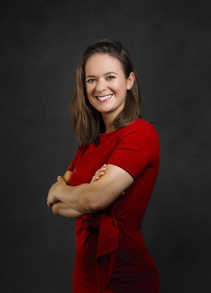Portrait corporate d’une avocate en studio, réalisé pour la communication d’un cabinet d’avocat à Paris.