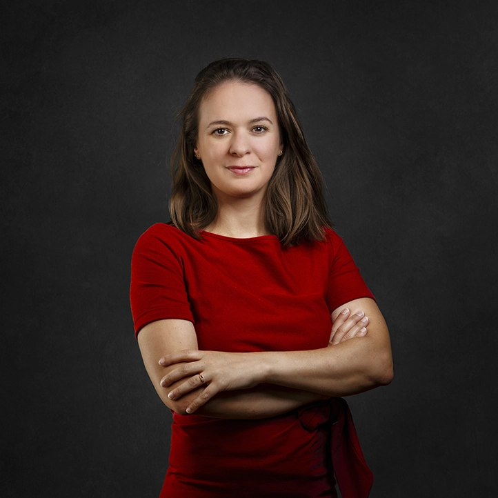Portrait professionnel d’avocate sur fond sombre, réalisé en studio pour le site internet et la communication du cabinet.