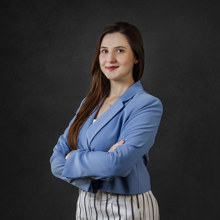 Portrait corporate d’une stagiaire de cabinet d’avocat, photographiée en studio pour une série de portraits professionnels cohérents.