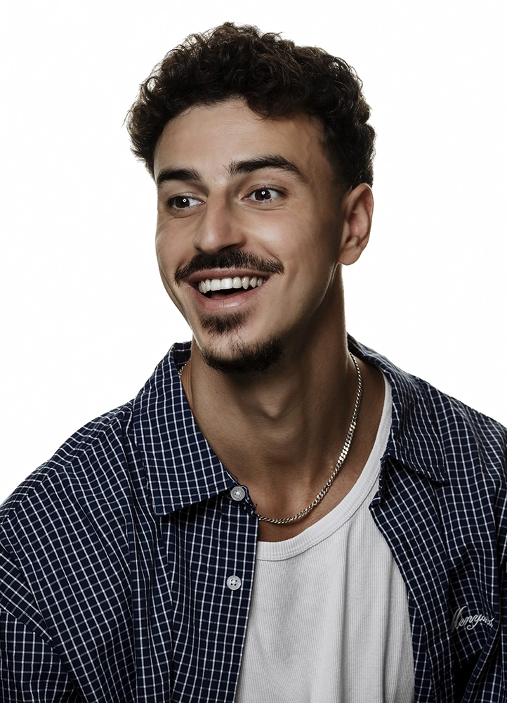 Portrait serré et naturel de Noam souriant, réalisé pour son premier book photo à Paris.