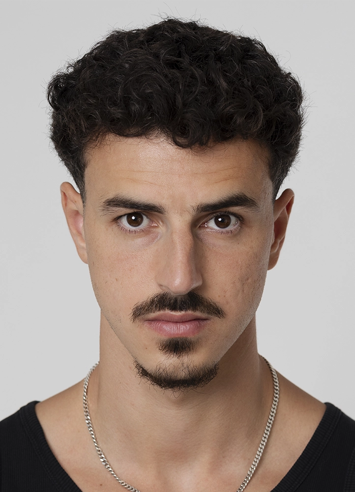 Portrait polaroïd de Noam de face sur fond gris pour un book photo homme en studio à Paris.